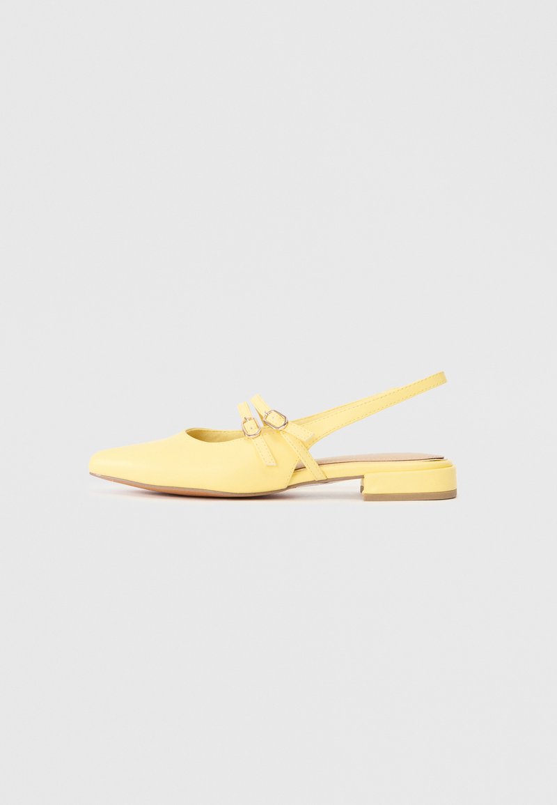 Chaussure à talon ouvert en cuir jaune avec un bout pointu, deux brides ajustables, un petit talon carré et une texture lisse. Design simple avec des détails минимaux.