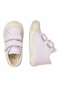 Jasnofioletowe skórzane buty dla małych dzieci z dwoma rzepami, zaokrąglonym noskiem i kremową gumową podeszwą z teksturowanym gripem. Gładkie wykończenie z minimalnym przeszyciem.