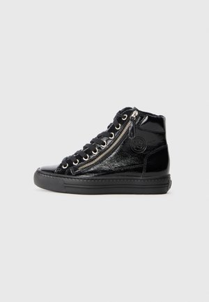 Baskets montantes noires avec une finition en vernis brillant, dotées d'une fermeture éclair sur le côté, de détails de lacets et d'une semelle en caoutchouc avec des accents texturés.