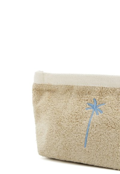 Borsa in terry beige con un design di palma ricamato di colore azzurro chiaro, con un rivestimento in cotone color crema nella parte superiore.