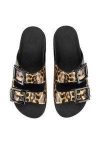 Infradito a scarpa con motivo leopardato e suola nera lucida, dotate di due fibbie nere regolabili e design open-toe.