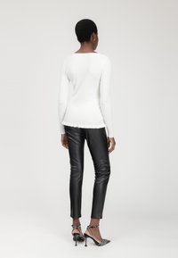 INFLUENCER RUCHED HEM - Strickpullover - milk