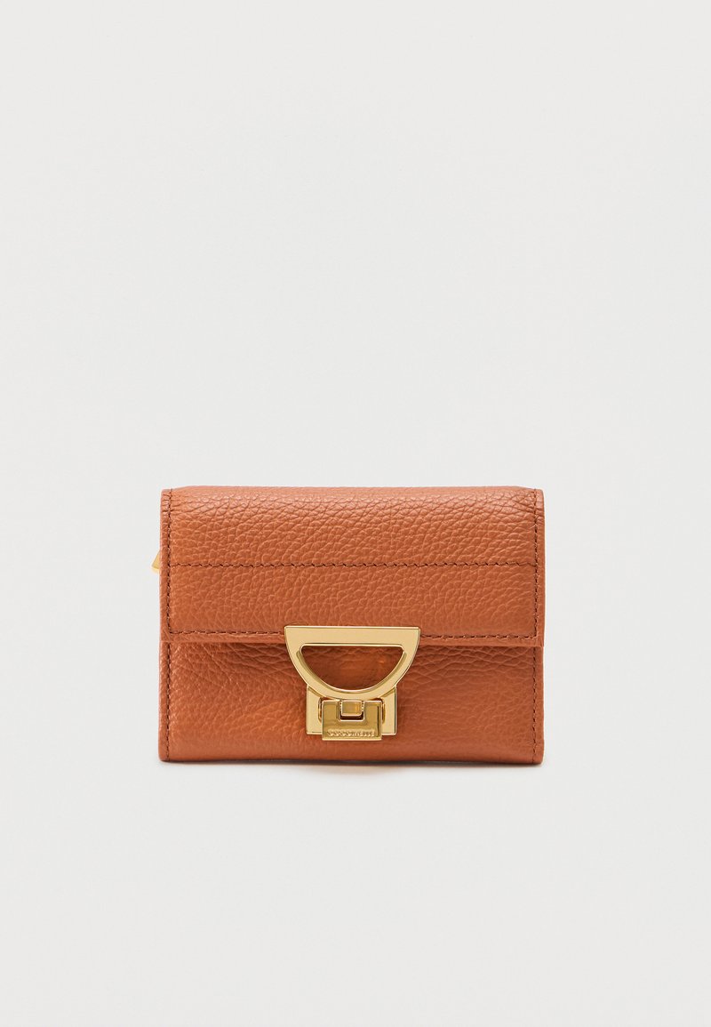 Μικρό καφέ πορτοφόλι από δέρμα με υφή, με χρυσό μεταλλικό κούμπωμα στο εμπρόσθιο μέρος, τοποθετημένο σε απλό λευκό φόντο.