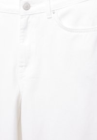 Weiße Denim-Jeans mit einem klassischen Fünf-Taschen-Design, Metallknopf und dezenten Stickdetails im gesamten Stoff.
