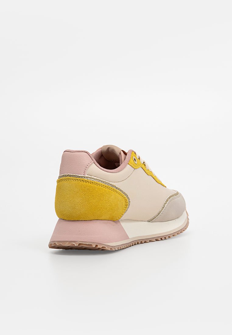 Sneaker mit einem Obermaterial aus beigem Leder, rosa und gelben Velourslederakzenten, einer hellrosa Ferse und einer strukturierten Gummisohle. Verfügt über runde Schnürsenkel.