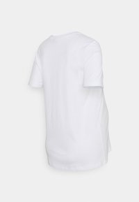 Camiseta blanca de manga corta hecha de algodón. Cuello redondo simple con un ajuste relajado. Textura suave, sin patrones ni acentos visibles.