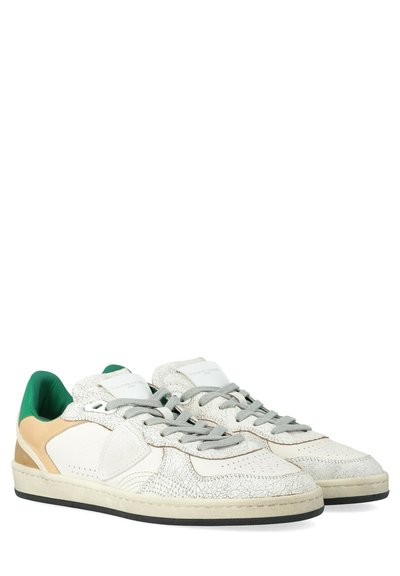 Sneakers bianchi in pelle con accenti verdi, dettagli testurizzati, lacci grigi e un pannello laterale beige. Presentano una suola in gomma e una punta perforata.
