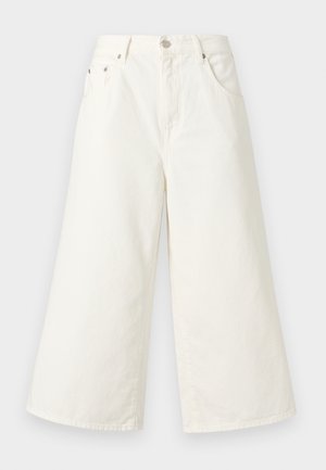 Pantalon en denim blanc à jambes larges avec une texture lisse, taille haute, poches avant, et fermeture éclair standard à l'avant avec un bouton métallique.