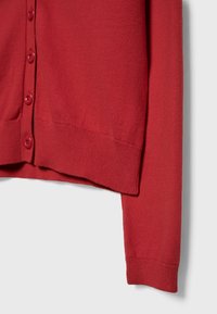Cardigan tricoté rouge avec une fermeture à boutons sur le devant, ourlet et poignets côtelés. Texture lisse avec une coupe décontractée et sans motifs apparents.