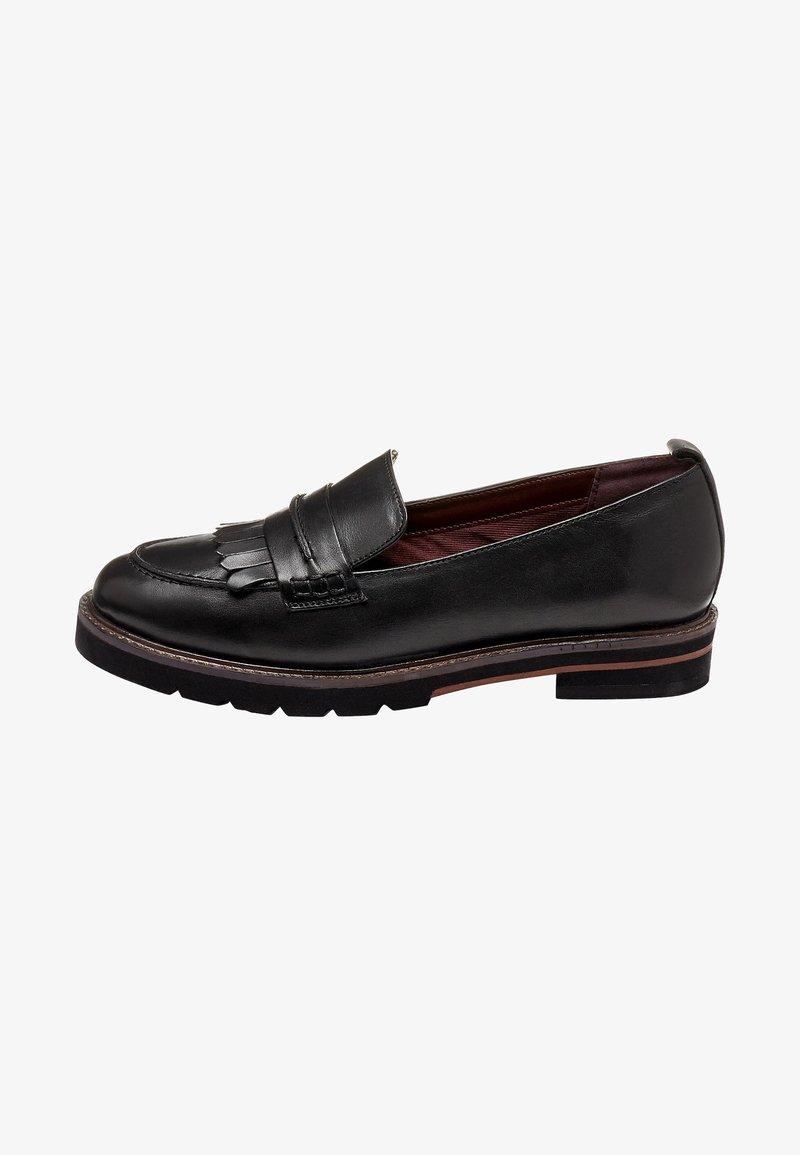 Mocassin noir en cuir avec détail frangé, bout rond, petit talon et semelle cousue, montré de profil sur fond blanc.
