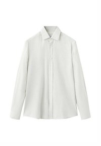 Camisa blanca de manga larga con botones y rayas verticales, cuello firme y puños redondeados. Textura suave, tejido ligero y corte estándar.