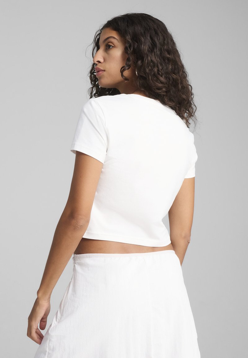 Puma WARDROBE ESS - Jednoduché tričko - white
