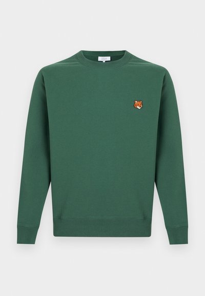 Sweat-shirt vert foncé à col rond avec manches longues et une petite tête de renard brodée sur le côté gauche de la poitrine.