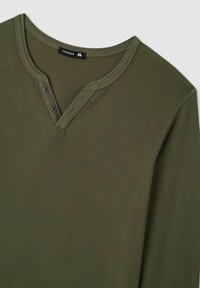 Maglia henley a maniche lunghe in maglione a nido d'ape verde oliva con due piccoli bottoni neri e tag della taglia XL.