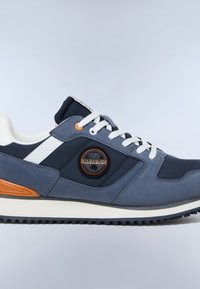 Sneaker casual da uomo in blu navy e grigio con lacci bianchi, striscia bianca, accenti arancioni e una toppa rotonda con il logo Napapijri.