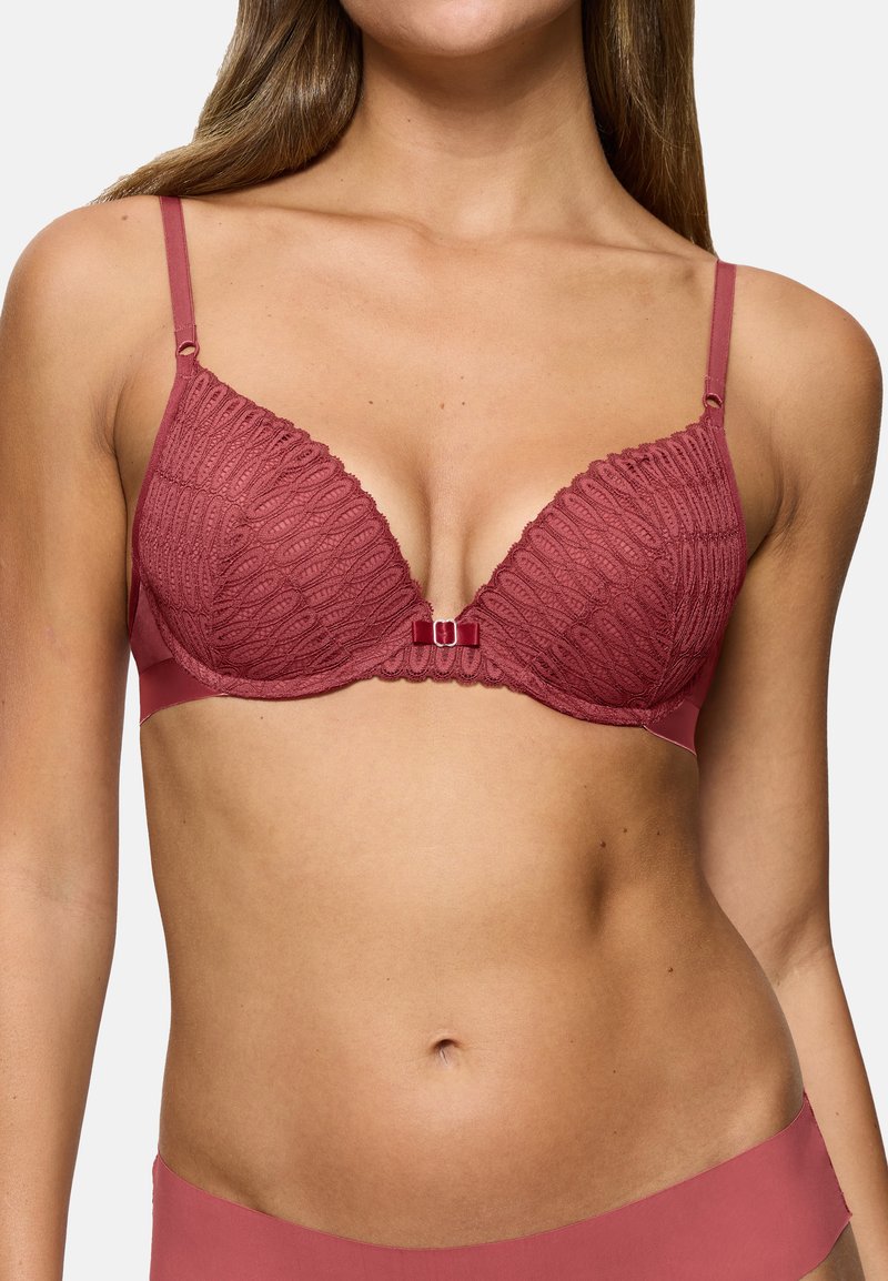 Malinový krajkový podprsenka s hlubokým výstřihem, polstrovanými košíčky a nastavitelnými ramínky. Obsahuje malou dekorativní mašličku uprostřed.