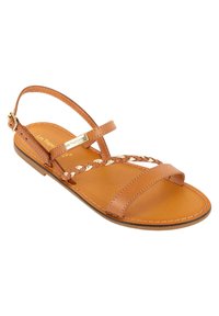 Sandale en cuir brun avec des brides tressées, un design à bout ouvert et une semelle plate. Comprend une boucle en or pour l'ajustement.