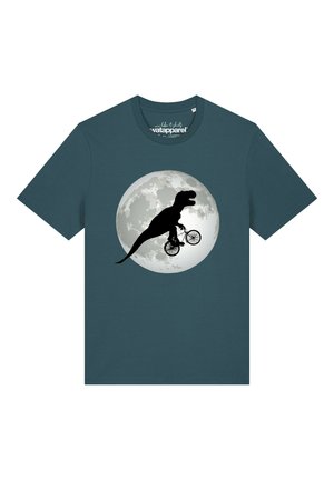 Dunkelgrünes T-Shirt mit einer Grafik eines Dinosauriers, der auf einem Fahrrad fährt, silhouettenhaft vor einem Vollmond.