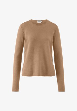 Lange mouwen, camelkleurige gebreide trui met een ronde halslijn en een rechte zoom, plat afgebeeld op een witte achtergrond.