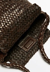 Massimo Dutti Axelremsväska - dark brown