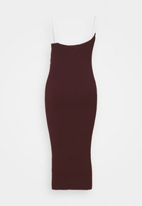 Burgundy ribbatstrikkad klänning med en axelrem, figurnära silhuett och knälängd. Slät textur med en sömlös finish.