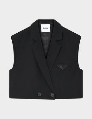 Svart ermeløs skreddersydd vest med brede slag, dobbelt knappestolpe foran og liten brystlomme med synlig glidelåsdetalj.