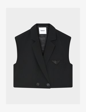 Svart ermeløs skreddersydd vest med brede slag, dobbelt knappestolpe foran og liten brystlomme med synlig glidelåsdetalj.