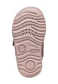 Ljusrosa skosula med vågmönster, perforeringar för andningsförmåga och präglad logotyp. Mjuk vadderad design med flexelement.