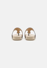 Sandali slide in pelle marrone con una finitura liscia, apertura sul retro e solette in suede beige chiaro; presentano un design con intaglio sulle cinghie.