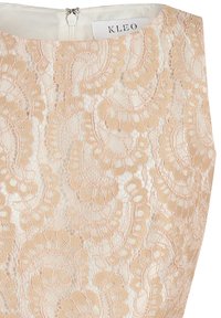 Spitzenkleid in Nude und Creme, mit kunstvollen Blumenmustern und einer glatten Textur, mit einem verdeckten Reißverschluss hinten. Marke: KLEO.
