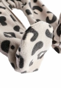Fleece-Handschuhe in hellem Beige mit schwarzen Leopardenflecken. Weiche Textur mit runder Form, ausgestattet mit einem Bündchen für Wärme und Komfort.