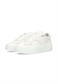 Weiße Sneakers mit einem Obermaterial aus glattem Leder, ausgestattet mit Nahtdetails, flachen Schnürsenkeln und einer strukturierten Gummisohle mit dezentem Branding.