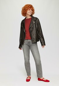 QS LOCKERES ÜBERSCHNITTENER SCHULTER - Sweatshirt - rot