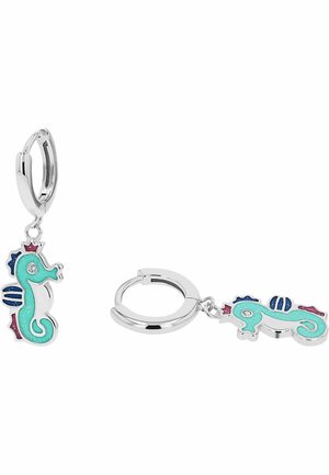 Srebrne kolczyki koła z zawieszkami w kształcie turkusowego i niebieskiego konika morskiego, każdy z małym przezroczystym kamieniem jako okiem i czerwonymi akcentami.