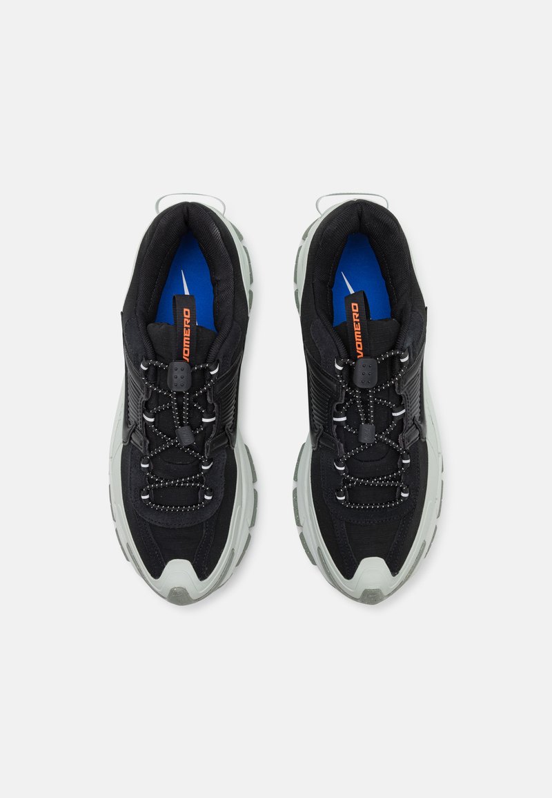 Czarne sportowe buty z teksturowanej tkaniny, elastycznymi sznurowadłami i amortyzowaną podeszwą w jasnoszarym kolorze, z niebieską wkładką i pomarańczowym logo.