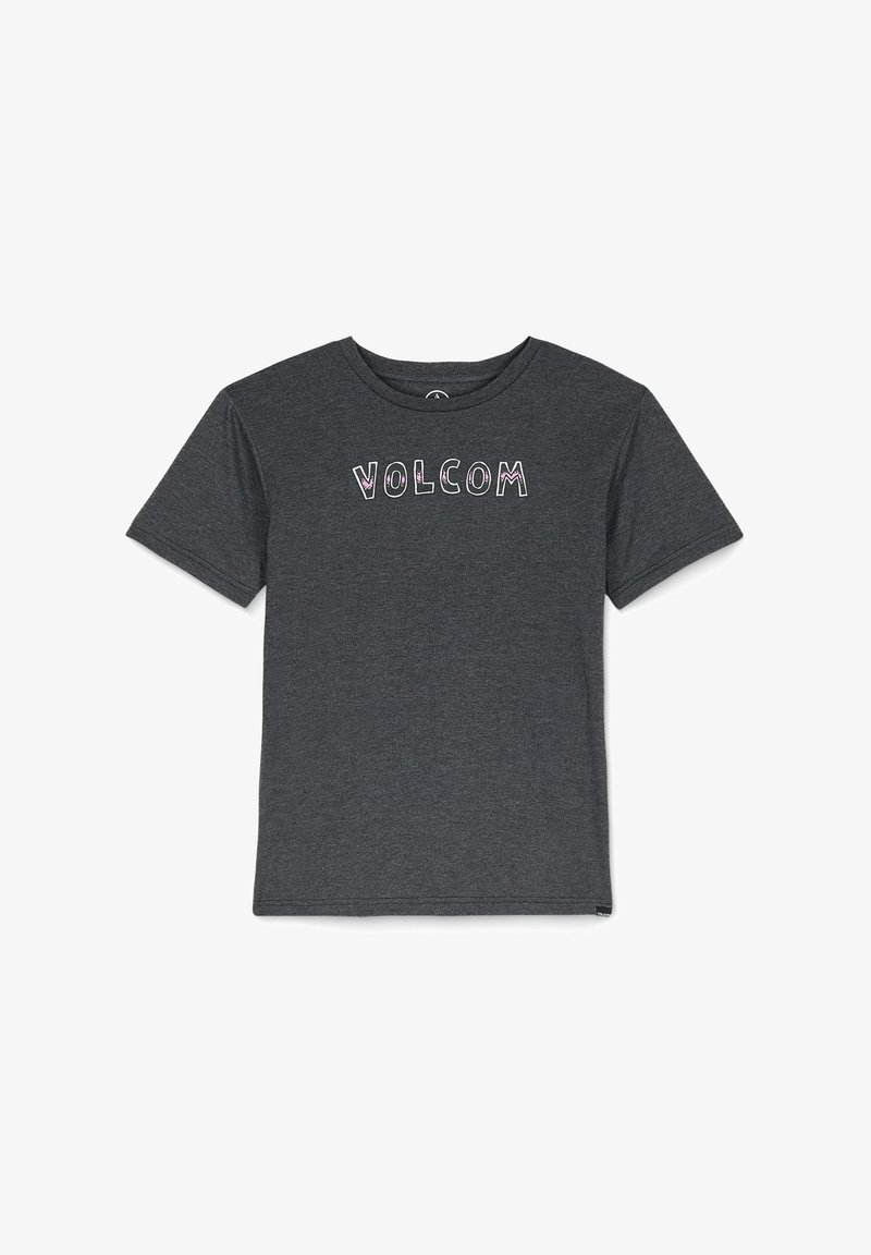 Grå t-shirt lavet af blødt bomuld. Har korte ærmer og en rund halsudskæring. Foran vises ordet "VOLCOM" i farverig, legende skrifttype.