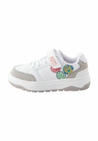 Zapatilla blanca con acentos de ante gris, que presenta una puntera texturizada, cierre de cordones en la parte delantera, correa ajustable y diseños coloridos de superhéroes en los laterales.