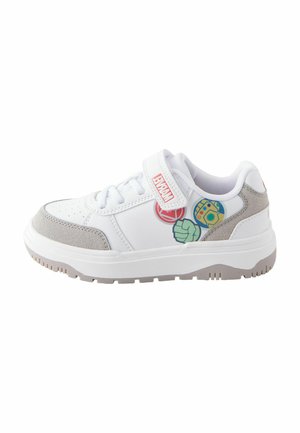 Witte sneaker met grijze suède accenten, voorzien van een gestructureerde neus, vetersluiting, verstelbare band en kleurrijke superheldontwerpen aan de zijkanten.