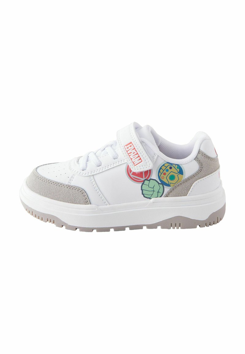Zapatilla blanca con acentos de ante gris, que presenta una puntera texturizada, cierre de cordones en la parte delantera, correa ajustable y diseños coloridos de superhéroes en los laterales.