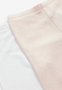 Twee paar leggings, één in zacht wit en de andere in lichtroze heather. Beide hebben een gladde, rekbare stof en een naadloze tailleband.