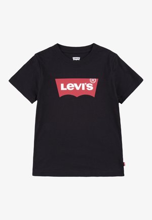 Sort bomulds-T-shirt med et rødt Levi's-logo. Standard rund hals og korte ærmer, med et vævet mærke i siden.