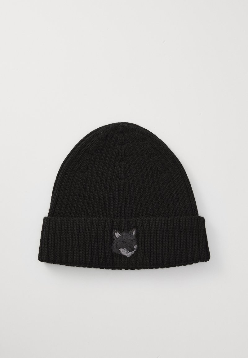 Beanie nero in maglia con texture a coste e risvolto, decorato con una piccola toppa ricamata a forma di testa di volpe grigia.