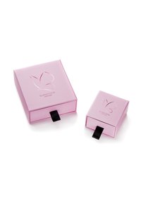 Rosa Geschenkschachteln mit Zuglaschen, eine große und eine kleine. Glänzende Oberfläche, mit ausgeschnittenem Schmetterlingsmuster und geprägtem Markentext.