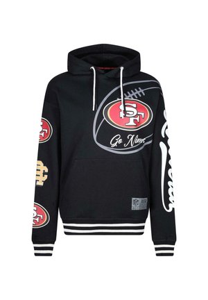 Sort hættetrøje lavet af en bomuldsblanding med en frontlomme. Har San Francisco 49ers logoer, røde og gyldne detaljer samt stripede manchetter og kant.