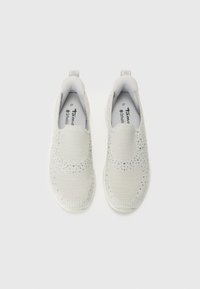 Könnyű, fehér hálós slip-on cipők, strassz díszítéssel. Kerek orr és rugalmas oldalrészek az egyszerű viselhetőség érdekében. Kontúrozott, párnázott talpbetét.