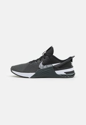 METCON 8 FLYEASE - Chaussures fitness - black/white/dark smoke grey/smoke grey