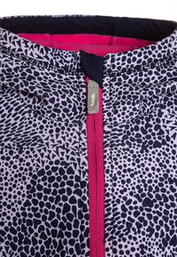 Fioletowa kurtka z czarnymi cętkami i geometrycznymi wzorami. Posiada różowy zamek błyskawiczny i granatowy kołnierz. Miękki, teksturowany materiał.