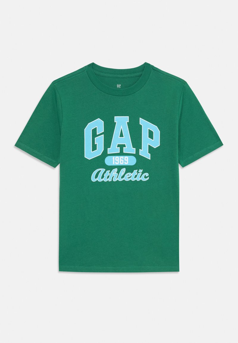 Grønn bomull T-skjorte med kort ermer, med "GAP 1969" i lys blå grafisk tekst og "Athletic" i hvit kursiv i midten.