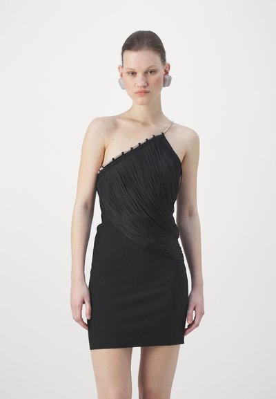 Robe noire à une épaule avec détails plissés et tissu lisse contrastant. Présente une bordure ornée de perles le long de l'encolure et une silhouette ajustée.
