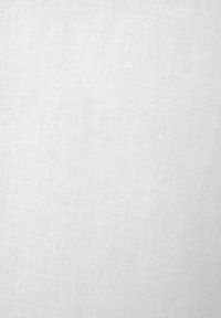 Tissu en lin blanc avec une texture subtile, présentant un motif tissé qui offre une apparence douce et aérienne, adapté à divers usages.